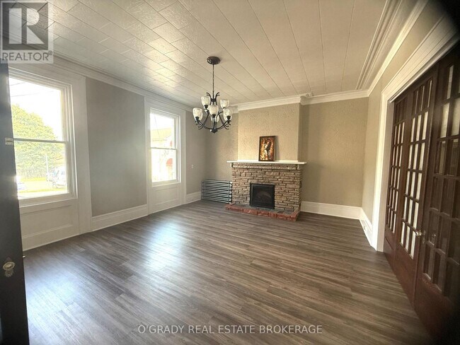 Building Photo - 26 Apple St