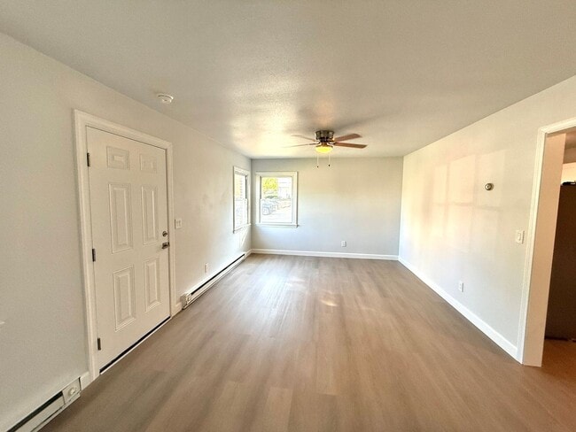 Building Photo - 428 Roanoke St E