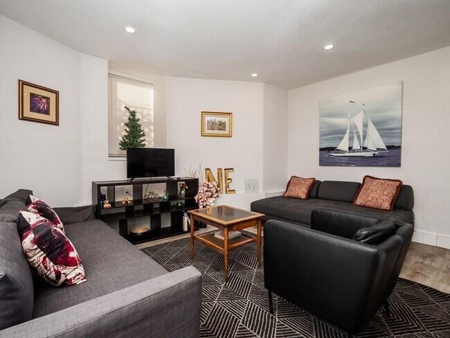 Foto del edificio - 9/1/26 Large two-level 6BR/3.5BA in Mission Hill/JP area