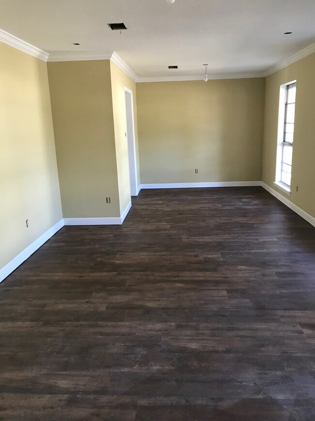Large Living Area - 24 Mockingbird Ln