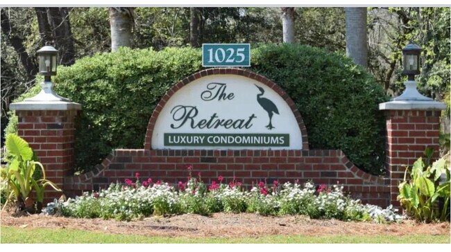 Foto del edificio - 1025 Riverland Woods Pl