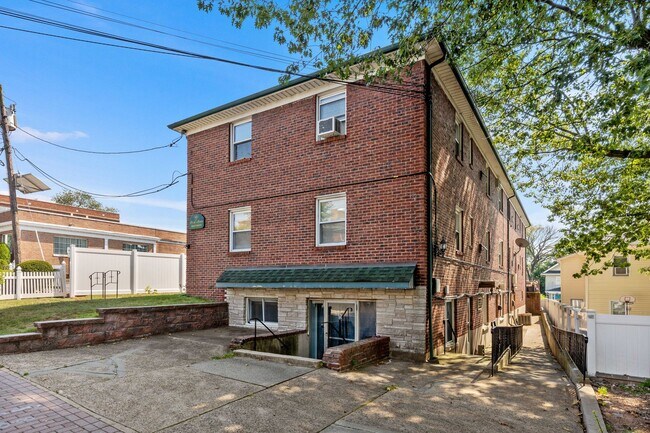 Foto del edificio - 48 E Main St