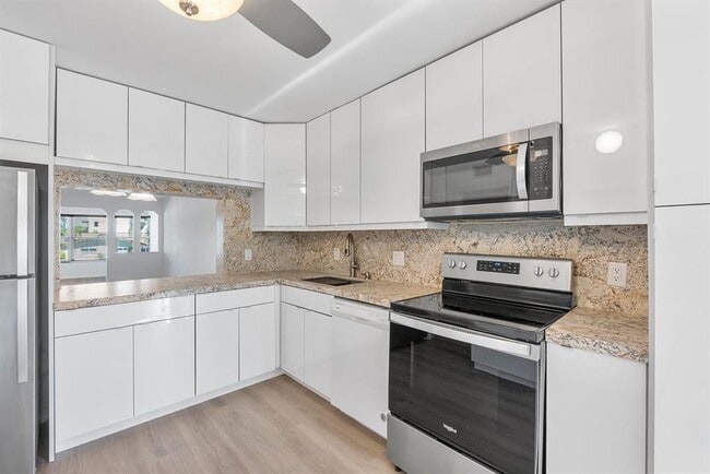 Building Photo - 3111 NE 51st St