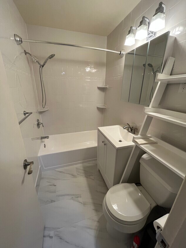 Baño - 10643 Weymouth St