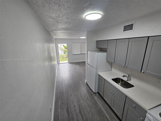 Foto del edificio - 1020 Opa-locka Blvd