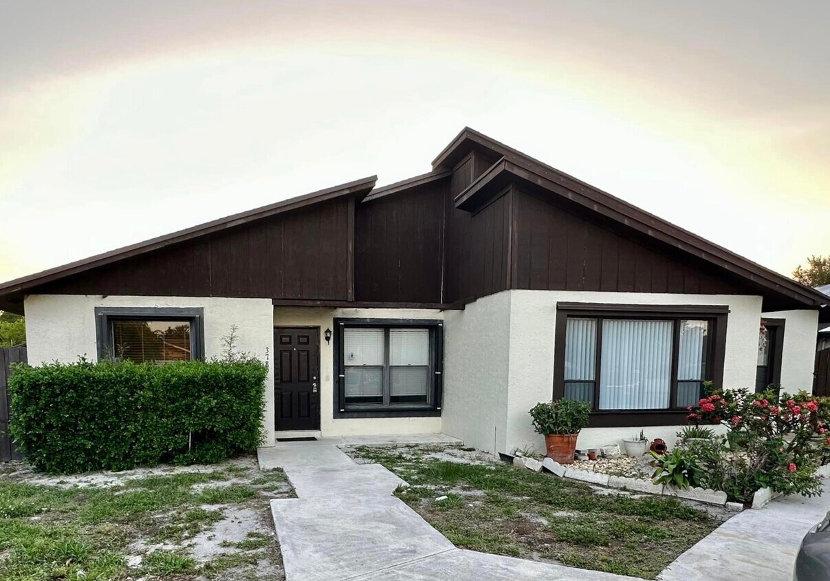 3789 MilStream Ct, Greenacres, FL 33463 Townhome Rentals in