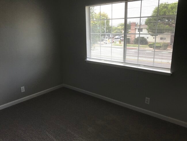 Building Photo - 1089 W Hamilton Ave