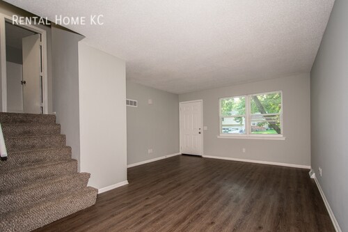 Building Photo - 3 bed, 1 bath split level ALL NEW REMODEL
