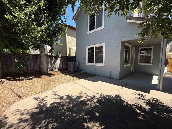 Foto del edificio - Great 3 Bedroom In Elk Grove