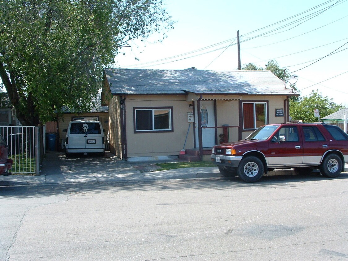 Primary Photo - 51 Poinsettia Ave