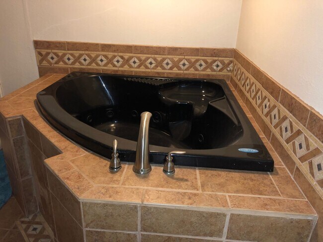 Building Photo - Beautiful 4 bed 2 bath