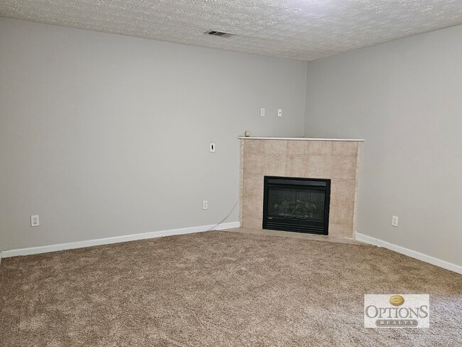 Building Photo - 3BR Townhouse