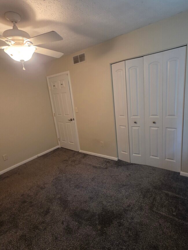 Dormitorio 1 - 338 Cluster Ave