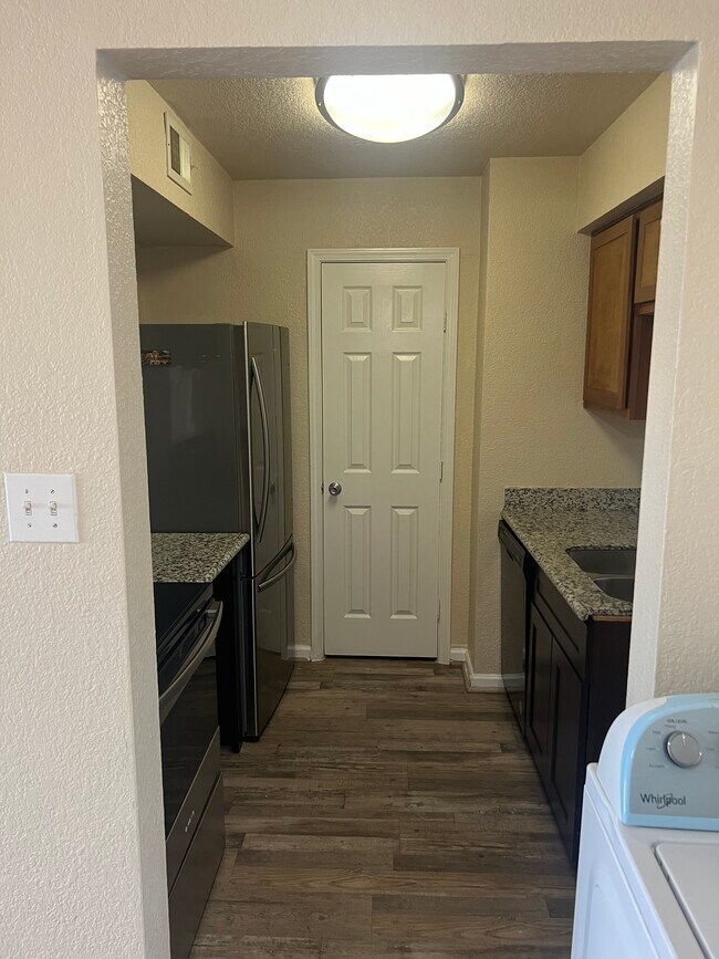 Building Photo - 8100 Creekbend Dr