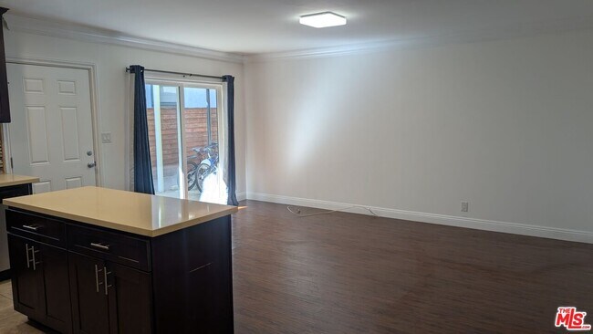 Foto del edificio - 1728 S Robertson Blvd