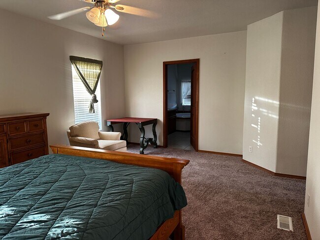 Building Photo - Fully furnished Rental Available Now