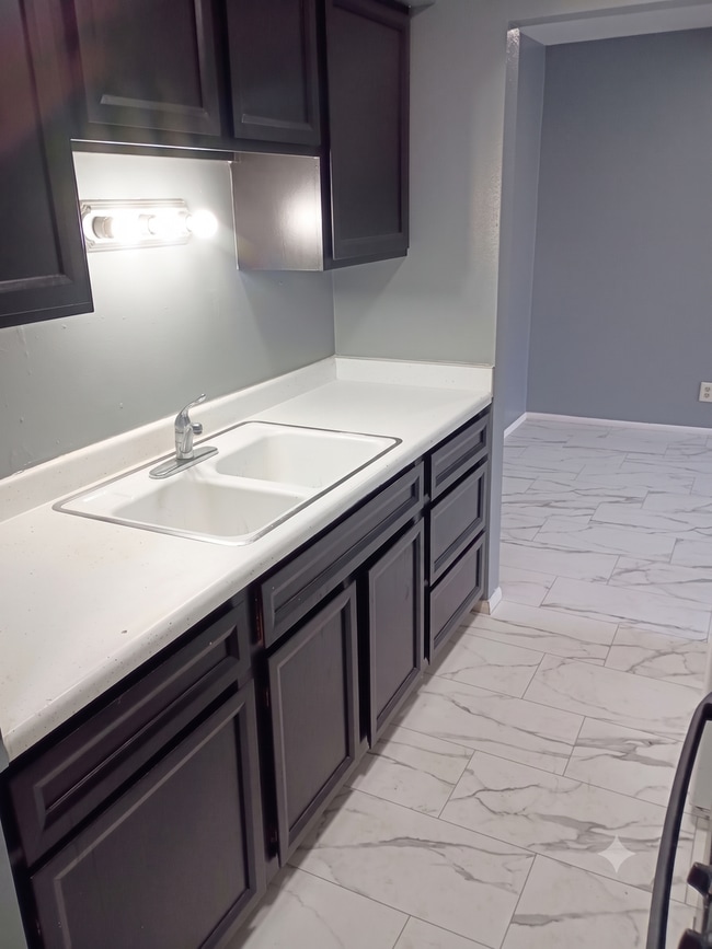Building Photo - Spacious 2BR Apartment | 1 Month Free Special | Kenosha Location