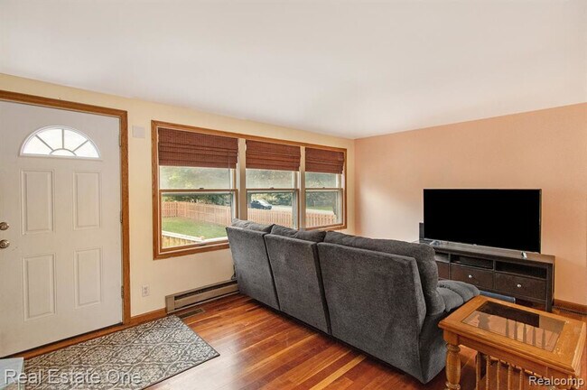 Building Photo - 890 Twin Towers