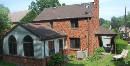 Building Photo - 126 Rae Ave