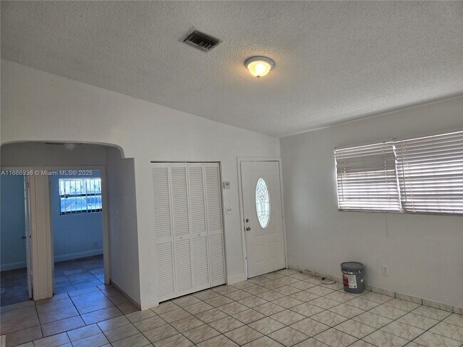 Foto del edificio - 3577 NW 187th St