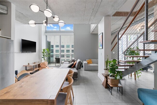 Foto principal - 690 SW 1st Ct