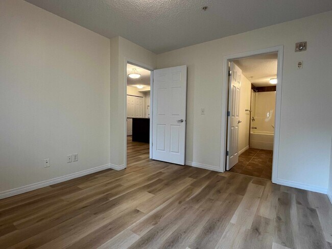 Photo du bâtiment - 6925-199 199 St NW