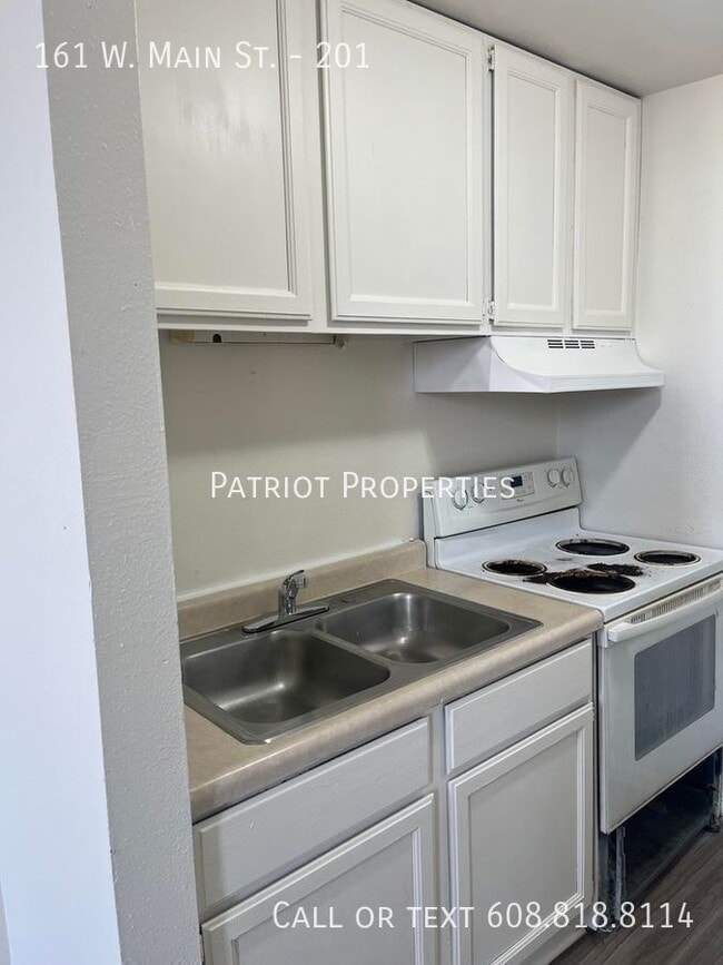 Building Photo - 2 bedroom/ 1 bath apartment in Whitewater, WI