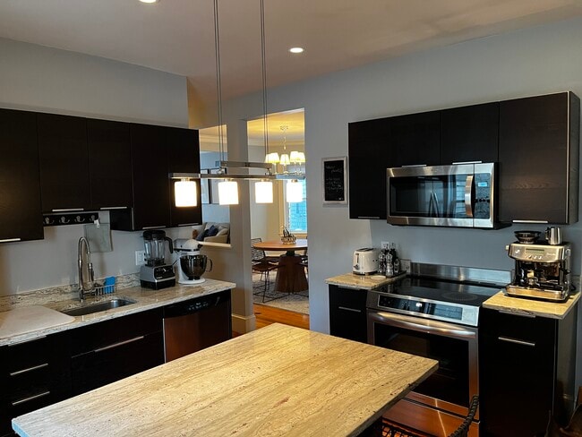 Foto del edificio - 63 Downer Ave