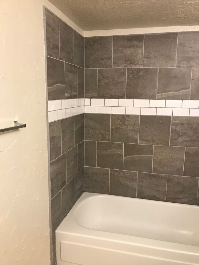 Building Photo - 2 bedroom apt