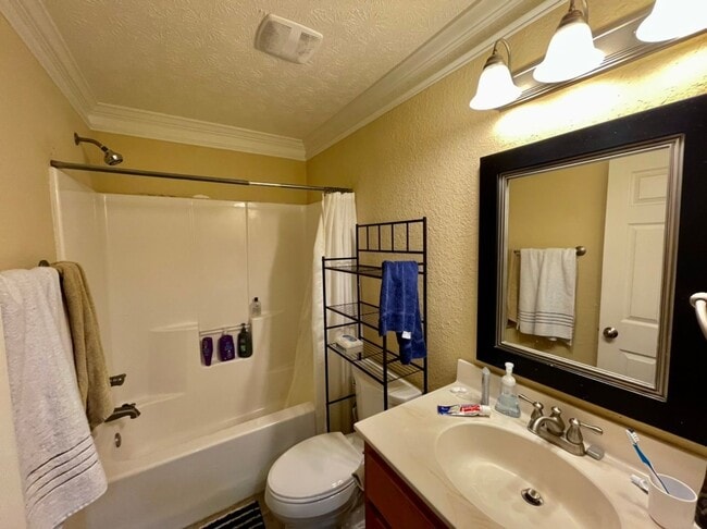 Building Photo - Shady Glenn Condominiums-Unit 247-C
