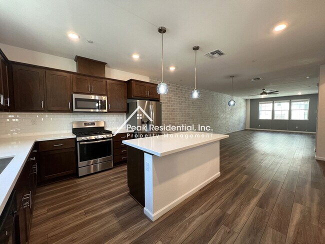 Building Photo - Newer 4bd/3.5ba North Natomas Townhouse wi...