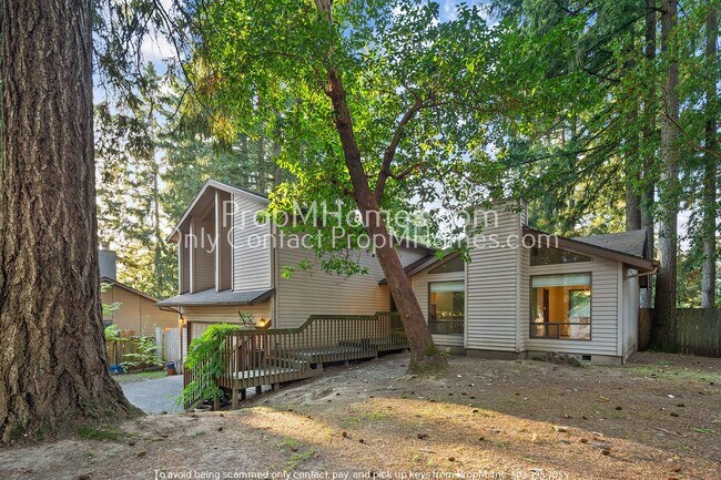 Foto del edificio - Spacious Tri-level Four Bedroom Home On Qu...