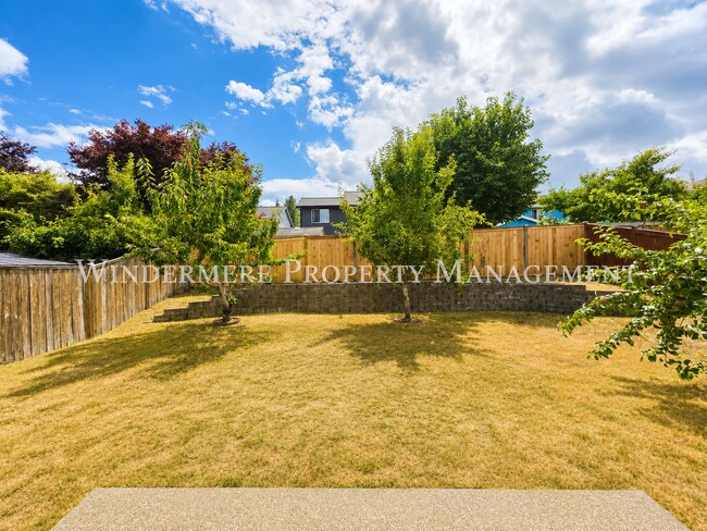 Foto del edificio - Bright and Spacious 4 Bedroom in Convenient CK location with fenced backyard and 3 car garage