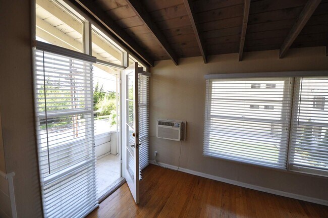Foto del edificio - 14830 Dickens St