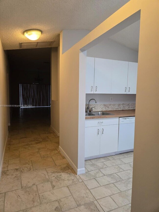 Foto del edificio - 16489 NW 23rd St