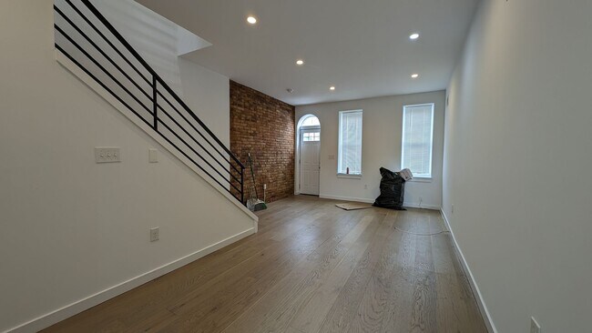 Foto del edificio - Newly Refinished West Kensington Home