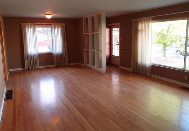 Building Photo - 402 Montclaire Dr NE