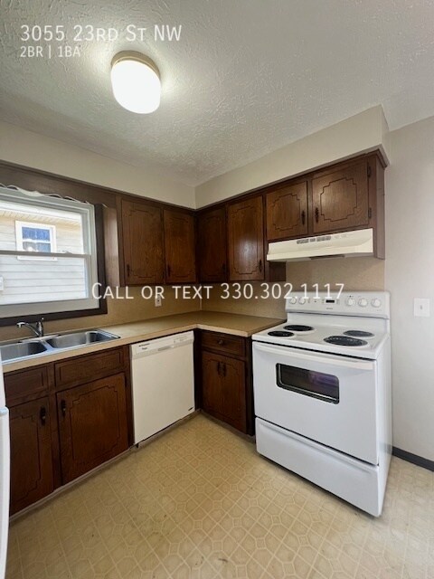 Building Photo - Two bedroom townhome close to Hall of Fame...