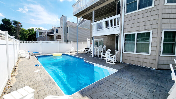 Primary Photo - Coastal Escape- Beautiful Croatan Home wit...