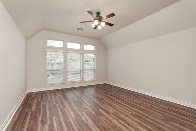 Building Photo - 4 bedroom Gem!