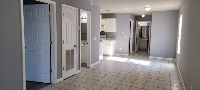 Building Photo - Efficient & Economical 2Bed/2Ba Triplex Un...