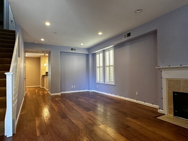 Building Photo - Gorgeous 3 bedroom, 2 and a half bathroom townhome in Hamilton Field for rent!