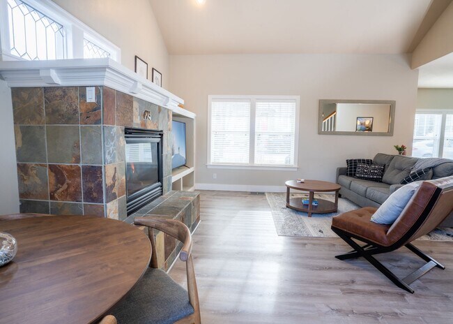 Foto del edificio - Amazing Updated Braeburn Townhome close to all Bend has to offer!