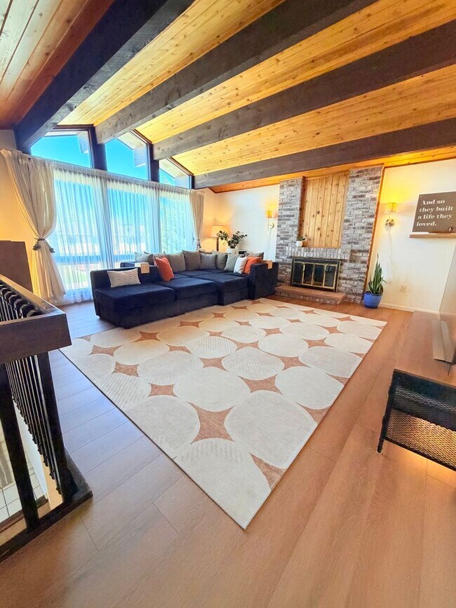Building Photo - Beautiful Spacious Fox Farm Home