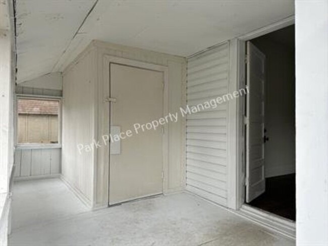 Building Photo - 150 Hurricane St