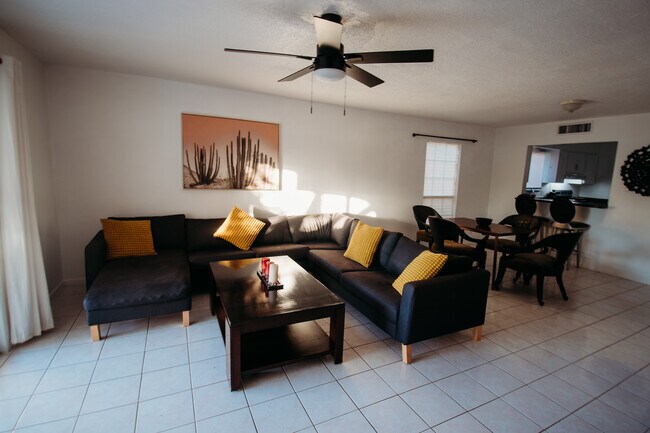 Sala de estar - 714 Continental Dr