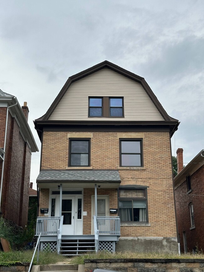 Building Photo - 738 Rossmore Ave