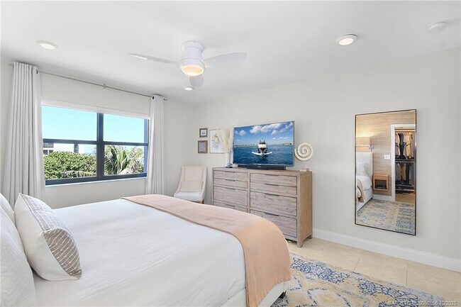 Building Photo - 1289 NE Ocean Blvd