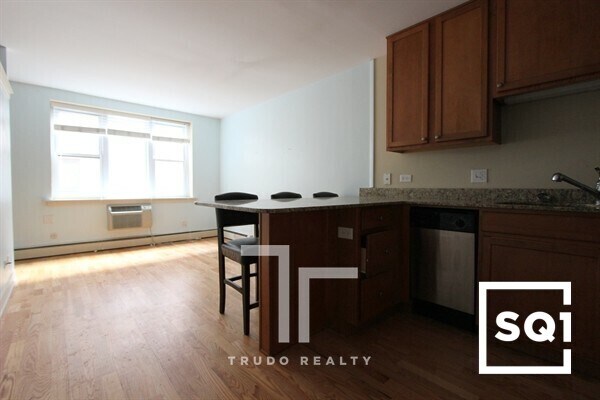Kitchen / Living Room - 639 W Wrightwood Ave