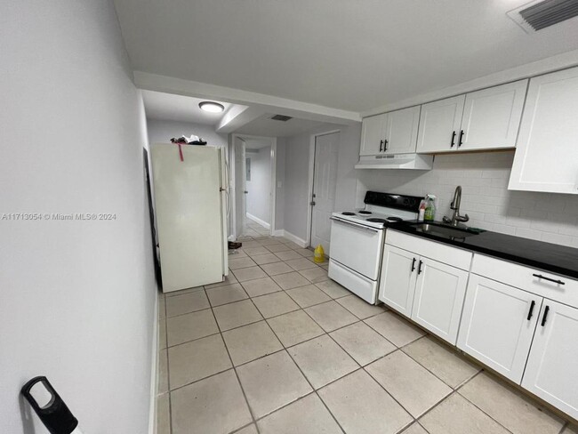 Building Photo - 4 bedroom in Opa Locka FL 33054